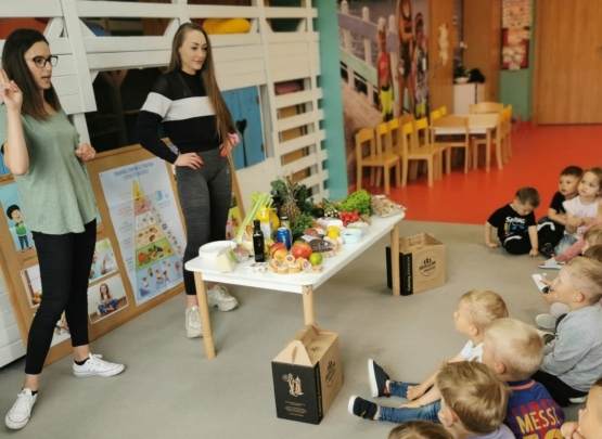 Mniam Mniam Fit Catering Dietetyczny w Elblągu edukuje dzieci z przedszkola